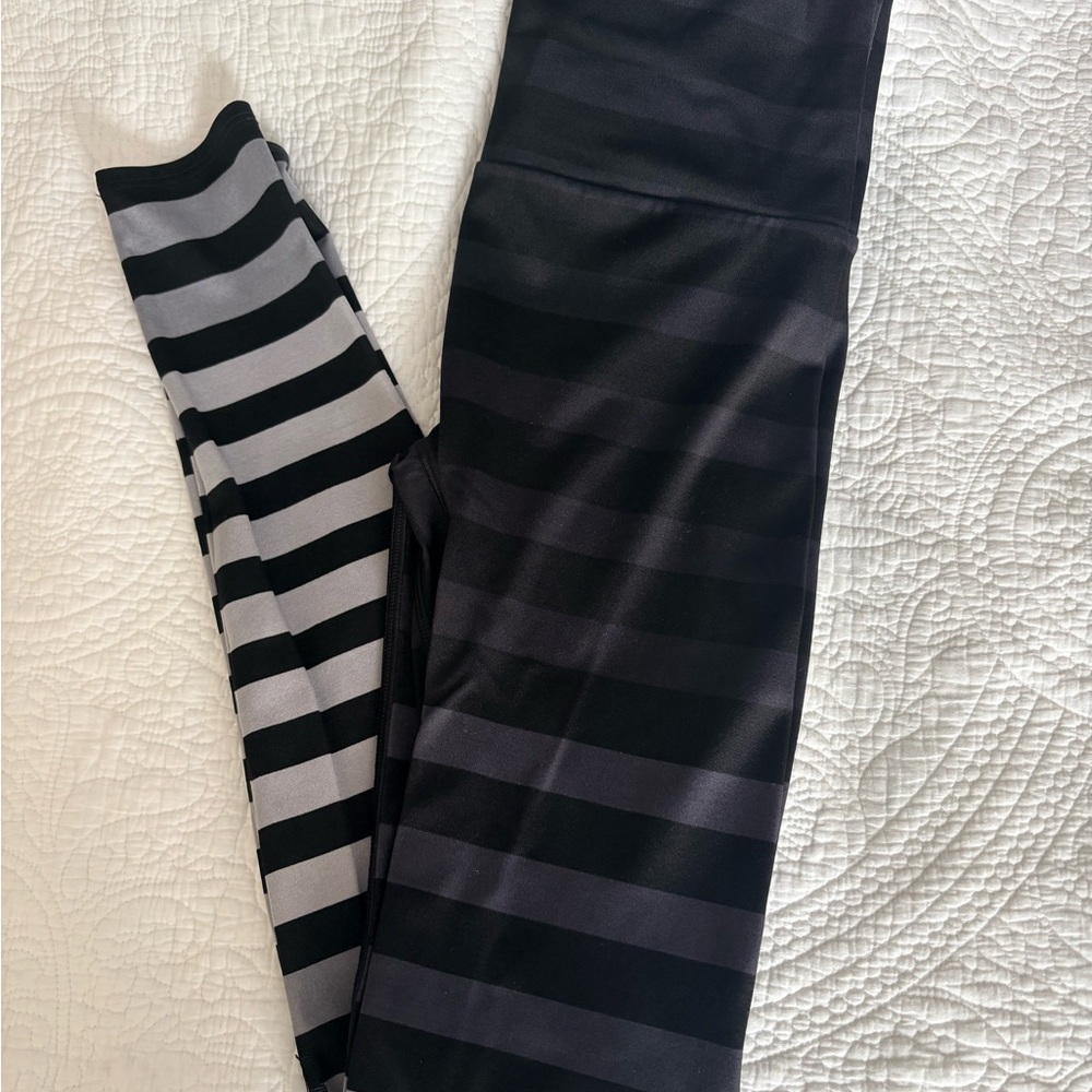 K-DEER Ombre Leggings in Black and Gray Stripes